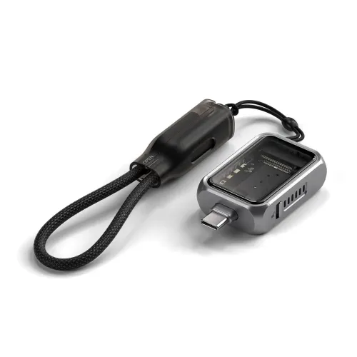Mini NVMe SSD-kabinett i aluminium med USB-C-kontakt, gjennomsiktig vindu som viser M.2-spor, ventilasjonsåpninger på siden og håndleddsstropp.
