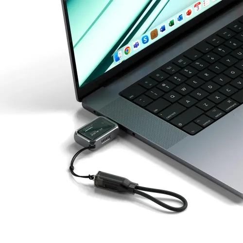 Satechi Mini NVMe SSD-kabinett anslutet till en laptop via kort USB‑C-snoddkabel, med kompakt metallhölje och sidoventiler.