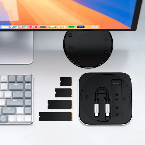 Satechi USB4 Slim NVMe SSD-kabinett, kompakt, åpent skrivebord, med kabelbrett, to USB-C-kabler og fire NVMe-moduler ved siden av.