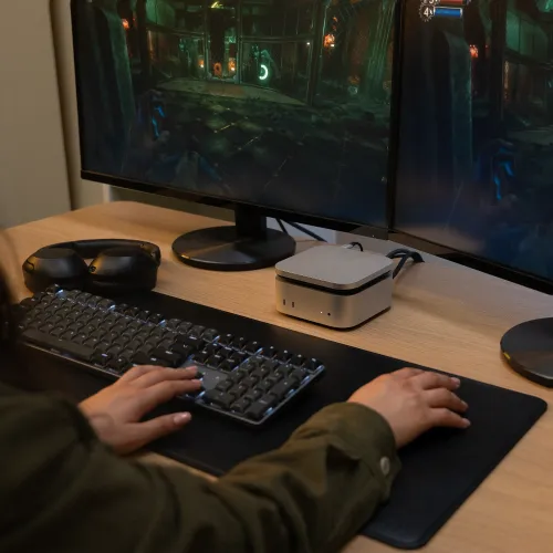 Satechi USB4 Slim NVMe SSD korpus töölaual klaviatuuri ja monitori kõrval