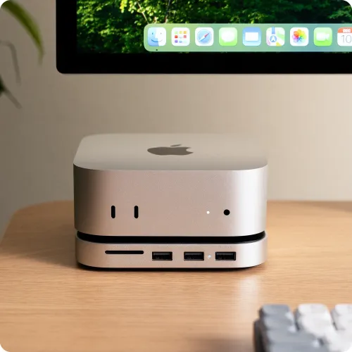 Satechi Mac Mini alumiiniumist statiiv ja hub Mac Mini laua all, eesmine SD-kaardipesa ja kolm USB-A porti.