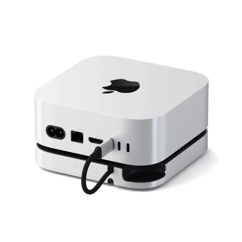 Satechi Mac Mini-stativ och hubb i aluminium under Mac Mini, med bakre portar, USB‑C‑kabel ansluten och kabelränna.