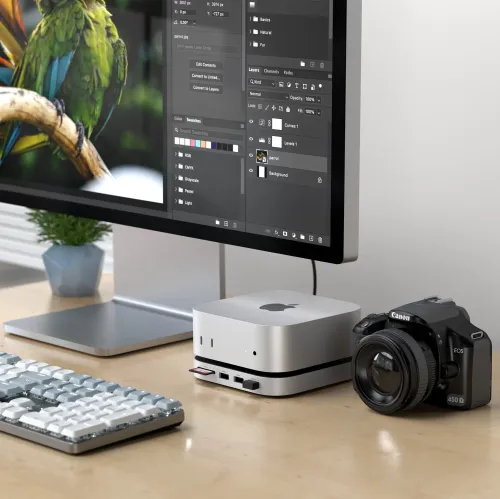 Satechi Mac mini M4 statīvs un centrmezgls sudraba krāsā ar USB-A pieslēgvietām un SD kartes slotu uz galda