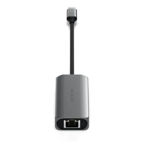 "Satechi" kosminės pilkos spalvos USB-C šakotuvas su pintu kabeliu, stačiakampio formos korpusu ir priekyje sumontuotu 2,5G LAN RJ45 prievadu; USB-C jungtis viršuje.