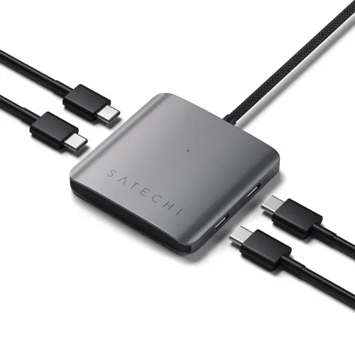 Satechi USB-C-hub i space grey med liten LED, flettet fast kabel og flere USB-C-porter på siden, omgitt av tre kabler.