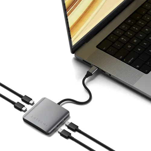 Satechi USB-C-hub koblet til en bærbar datamaskin med en kort, flettet kabel, med USB-C-porter på to sider og en liten LED-lampe.