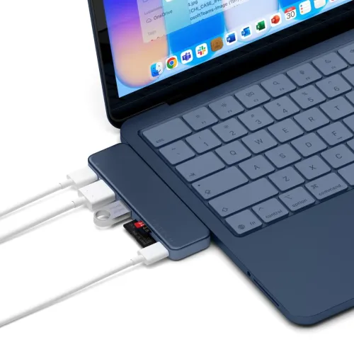 Satechi USB-C Snap Hub fäst vid en MacBook, som visar 6-i-1-expansion med kablar och ett microSD-kort