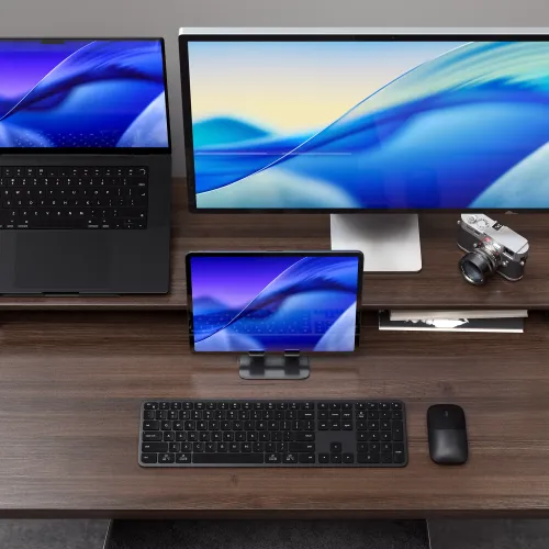 Satechi EX3 slim trådlöst tangentbord i space black med numeriskt tangentbord, visat i en arbetsstationsmiljö med flera enheter