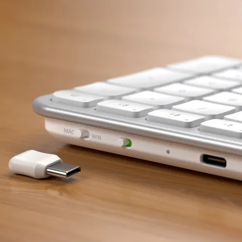 Satechi EX3 plāna bezvadu tastatūra ar ASV angļu valodas izkārtojumu, sudraba dizainu, MAC/WIN pārslēgu un USB-C adapteri