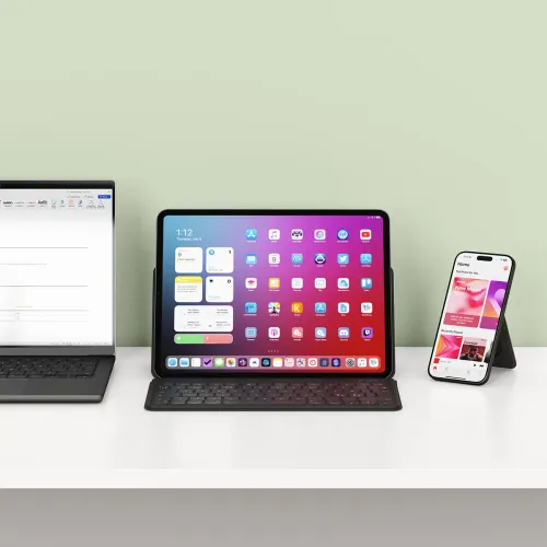Satechi OntheGo Bluetooth tastatūra ar statīvu planšetdatoram, ar tālruni uz statīva blakus klēpjdatoram