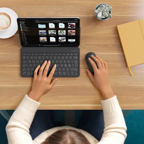 Satechi OntheGo Bluetooth-tastatur med indbygget stativ til tablet, vist med en tablet på et skrivebord