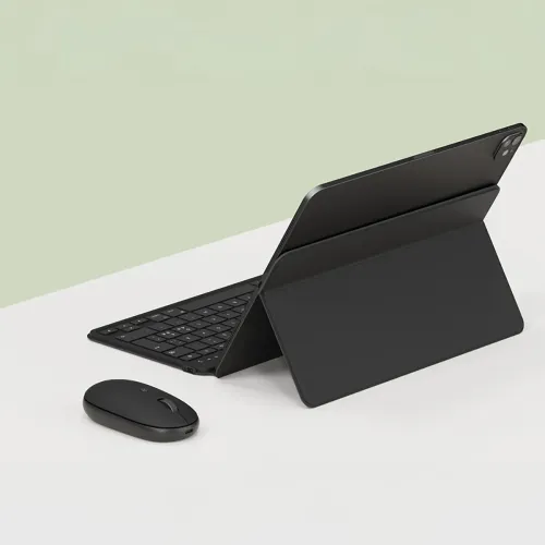 Satechi OntheGo tastatūra ar Ziemeļvalstu izkārtojumu, Bluetooth, ar statīvu melnā krāsā, attēlota ar pieskaņotu peli