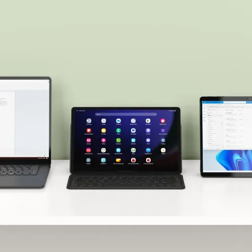 Satechi OntheGo Bluetooth-tastatur med stativ i svart, vist med et nettbrett og to enheter ved siden av