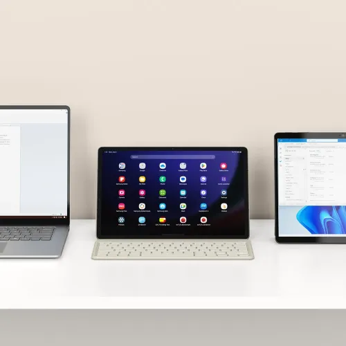Satechi OntheGo Nordic Bluetooth klaviatūra su integruotu planšetės laikikliu, pavaizduota su planšete ant švaraus studijinio paviršiaus.