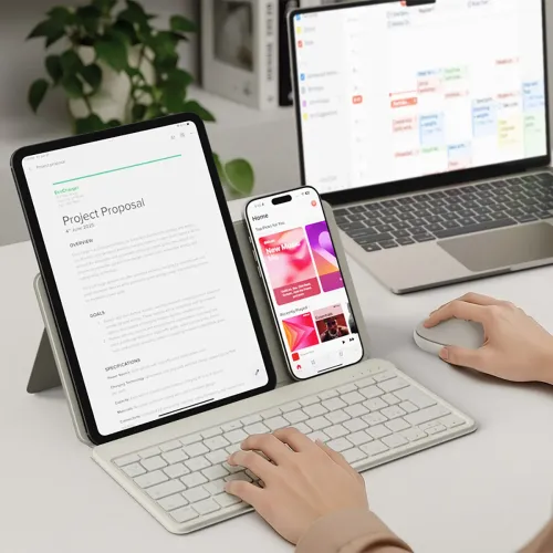 Satechi OntheGo Bluetooth-tastatur med stativ, nordisk tastaturoppsett, med et nettbrett ved siden av en smarttelefon