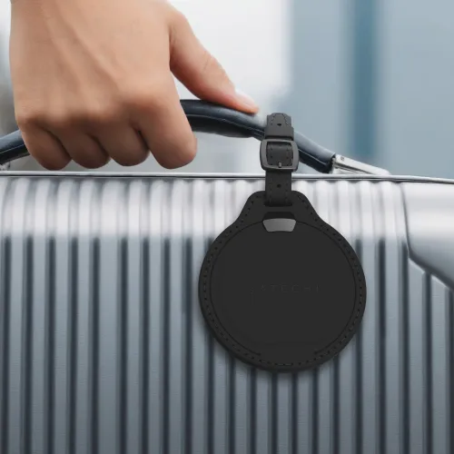Musta vegaaninahkainen Satechi-matkatavaralappu matkalaukun kahvassa Apple Find My -seurannalla