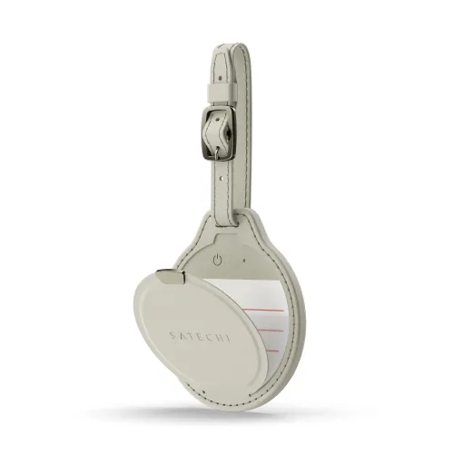 Satechi FindAll bagasjemerke i sandfarget vegansk skinn, med spennestropp, åpent rundt lokk med logo og synlig kortspor.