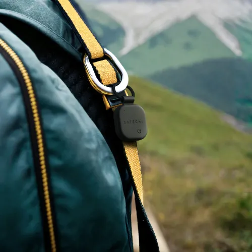 "Satechi FindAll" raktų ryšulys juodos spalvos, kvadratinis, su užapvalintais kampais ir įspaustu logotipu, tvirtinamas prie kuprinės diržo D formos žiedu.