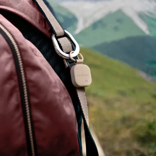 "Satechi Findall" raktų pakabukas iš dykumos rausvos veganiškos odos, nedidelis kvadratas užapvalintais kampais, kabinamas ant kuprinės D-žiedo per medžiaginį dirželį.