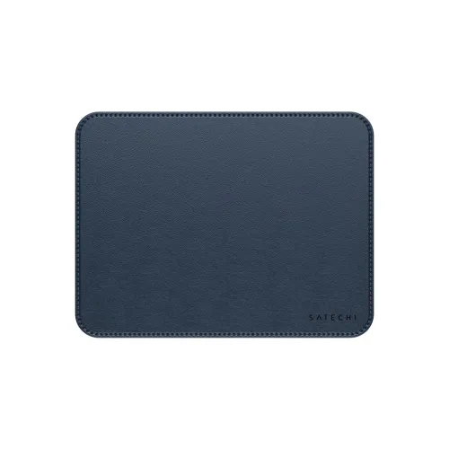 Blå rektangulær musematte med avrundede hjørner, glatt overflate og synlige sømmer rundt kanten, SATECHI-logo i nedre høyre hjørne.