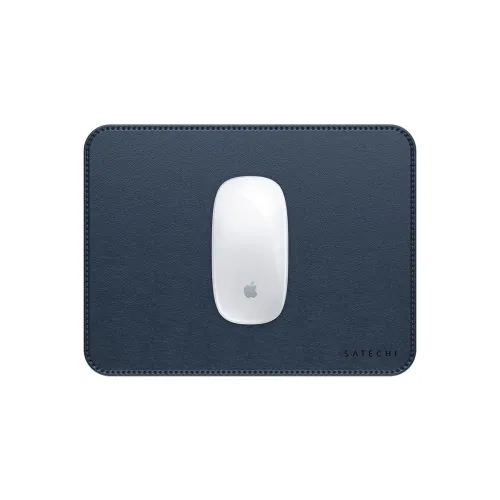 Satechi blå rektangulær musematte med avrundede hjørner og synlige sømmer, logo nederst til høyre, hvit mus plassert i midten.