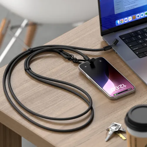 Satechi OntheGo USB-C-kabel med halsrem ansluten till en telefon och laptop på ett skrivbord, som visar användning för laddning.