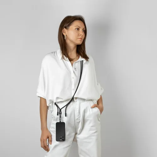 Satechi OntheGo USB-C-lanyardkabel båret som en sort telefonstrop med påsat smartphone