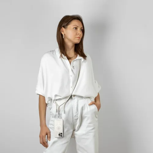 Den sandfargede ladekabelen bæres på tvers av kroppen, med to metallender og en karabinkrok som fester telefonen på hoften.