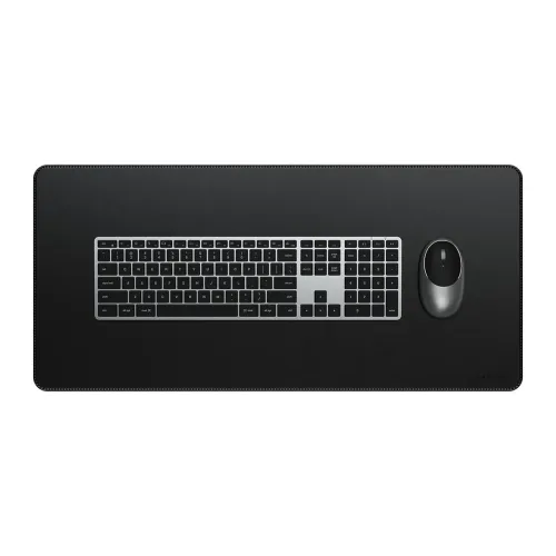 Satechi skrivebordsunderlag i svart vegansk skinn sett ovenfra, med avrundede hjørner, synlig søm og plassering av tastatur og mus.