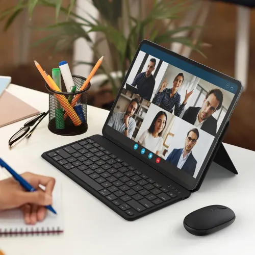 Satechi OntheGo Bluetooth pele melnā krāsā blakus planšetdatora tastatūras maciņam uz darba galda