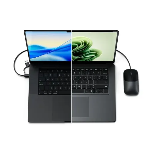 Satechi Slim LX Wired Mouse šalia nešiojamojo kompiuterio, rodanti tylų spragtelėjimą ir tikslų slinkimą elegantiškoje juodoje apdailoje.