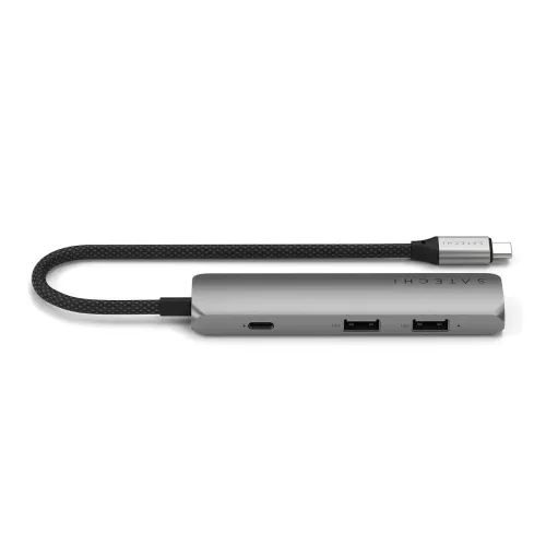 Satechi 4‑i‑1 USB‑C Slim Multiport Adapter i rymdgrå, med flätad USB‑C‑kabel, två USB‑A, en USB‑C och låg, avlång profil.