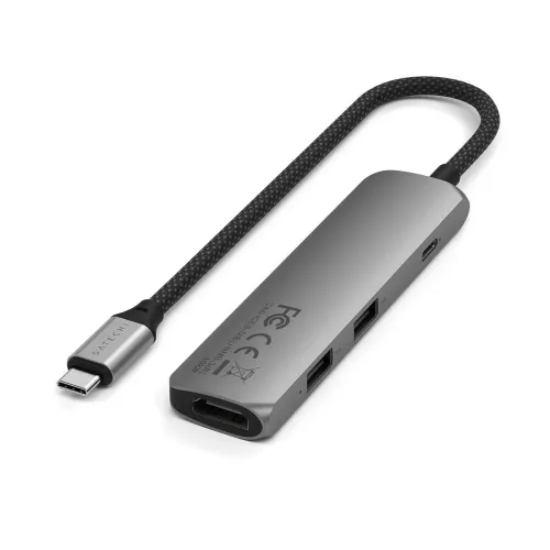 Satechi 4‑i‑1 USB‑C‑adapter i rymdgrå med flätad kabel; HDMI-port fram, två USB‑A på sidan och en USB‑C-port vid änden bak.