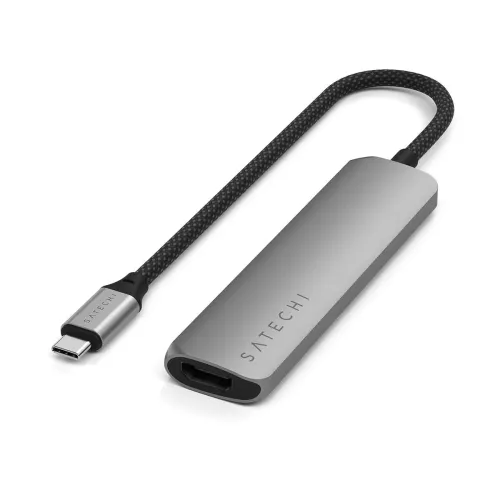 Satechi USB‑C multiportadapter i rymdgrå, smal rektangulär kropp med flätad kabel och USB‑C‑kontakt samt synlig HDMI-port.