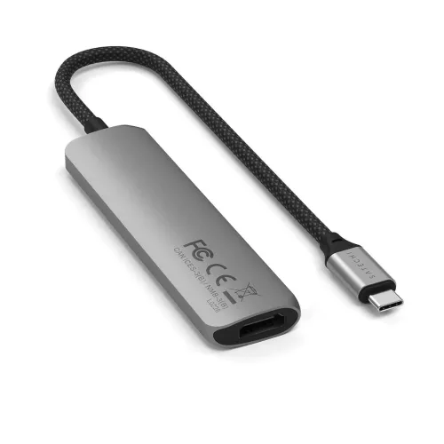Slim USB-C multiportadapter i rymdgrått hölje med flätad kabel; USB-C-kontakt i ena änden och synlig HDMI-port i den andra.