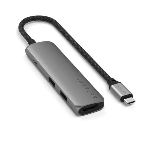 Smal rymdgrå USB‑C multiportadapter med flätad kabel, HDMI-port i fronten, två USB‑A, en USB‑C på sidan och USB‑C-kontakt.