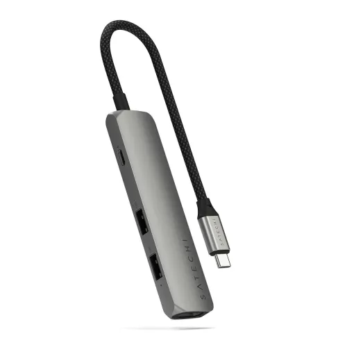 Smal rymdgrå USB‑C‑adapter med flätad kabel, SATECHI‑logga och sidoplacering av en USB‑C‑port samt två USB‑A‑portar på sidan.