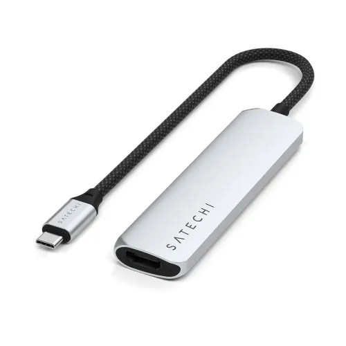 USB-C multiport-adapter i sølv med flettet kabel og synlig HDMI-port, Satechi-logo på aflangt kabinet mod hvid baggrund.