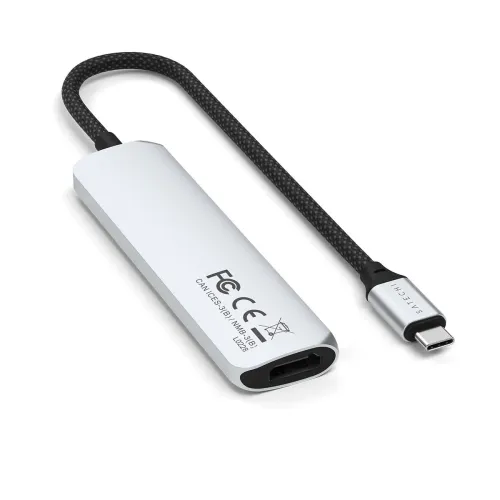 Sølvfarvet, slank USB-C-adapter med flettet kort kabel; USB-C-stik og en synlig HDMI-port i den ene ende af kapslen.