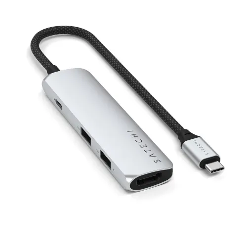 Satechi USB-C 4-i-1 Slim Adapter i sølv med HDMI-port foran, to USB-A og en USB-C på siden og sort, flettet USB-C-kabel.