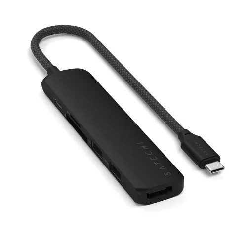 Juodos spalvos plonas USB-C daugiaportis adapteris su pintu kabeliu, HDMI prievadu gale ir USB-A, USB-C, SD ir microSD prievadais šone.