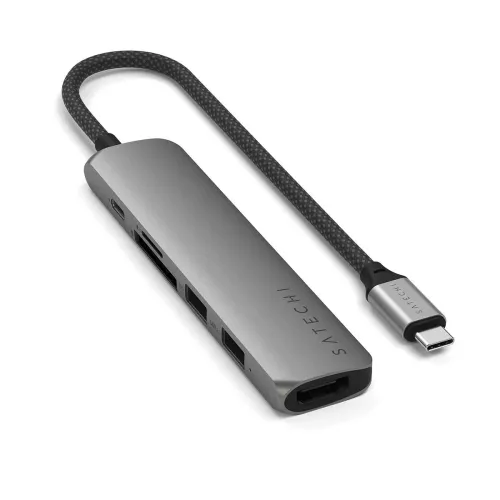 Slim rymdgrå USB‑C multiportadapter med flätad kabel, sidoplats för USB‑C, SD och microSD, två USB‑A samt HDMI i fronten.