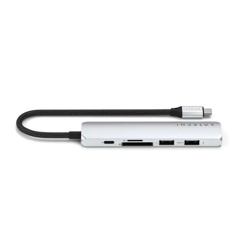 Sidabrinės spalvos "Satechi" USB-C daugiafunkcinis adapteris su pintu USB-C kabeliu, USB-C prievadu, "microSD/SD" kortelių lizdais ir dviem USB-A prievadais.