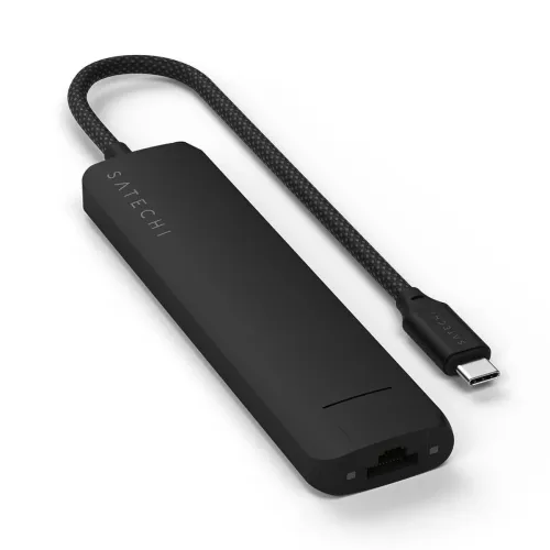 Juodas plonas "Satechi" USB-C daugiaportis adapteris su trumpu pintu kabeliu, USB-C jungtimi, Ethernet prievadu gale ir logotipu.