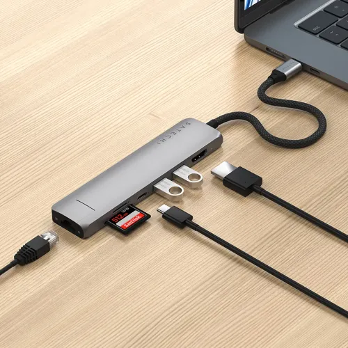 Satechi USB-C 7-in-1-moniporttisovitin, avaruudenharmaa, yhdistetty kannettavaan tietokoneeseen, Ethernet, HDMI, SD-kortti ja kaksi USB-A-tikkua.