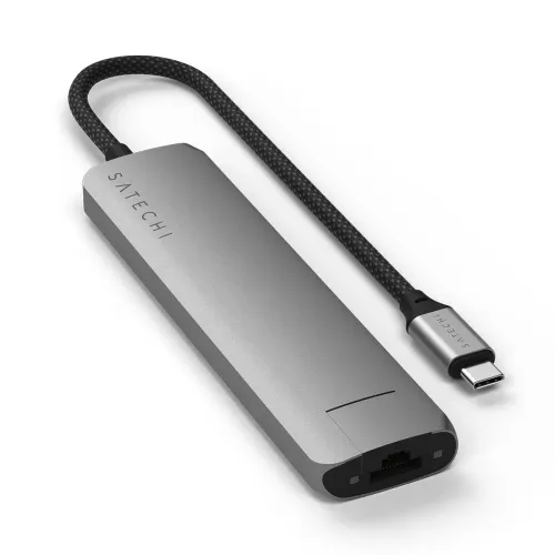 "Satechi" kosminės pilkos spalvos USB-C daugiaportis adapteris su pintu kabeliu, plono profilio, užapvalintais kampais, logotipu ir Ethernet prievadu viename gale.