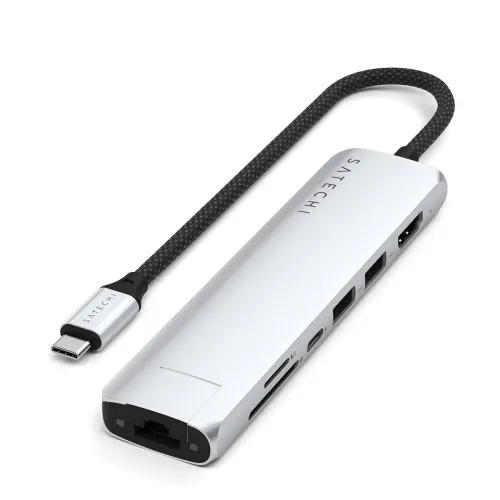 Sidabrinės spalvos "Satechi" USB-C daugiaportis adapteris su pintu kabeliu, eterneto prievadu, SD/microSD, dviem USB-A, USB-C ir HDMI išilgai šono.