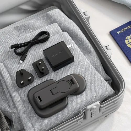 Satechi sammenleggbart 3-i-1 Qi2 trådløst laderstativ med adapter og kabler pakket i en koffert