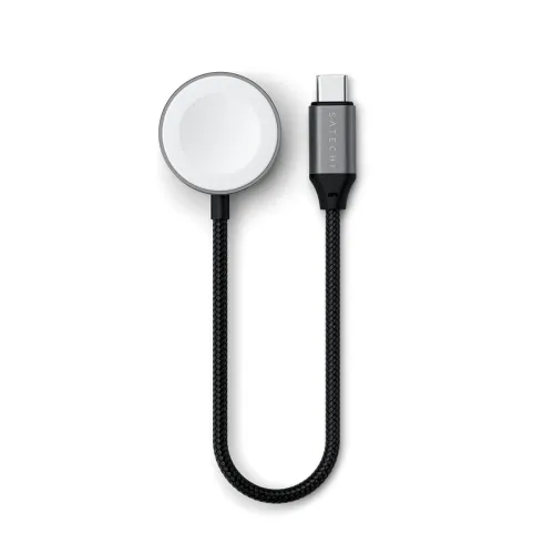 Satechi USB‑C magnetisk laddkabel med rund vit laddpuck, flätad svart kabel och space grå USB‑C-kontakt med Satechi‑logotyp.