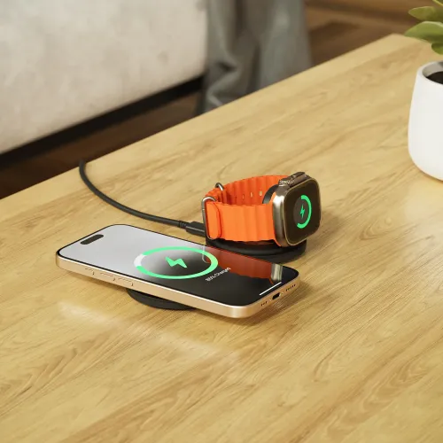 Satechi OntheGo 2-in-1 bezvadu lādētājs ar iPhone uz paliktņa un Apple Watch uz statīva